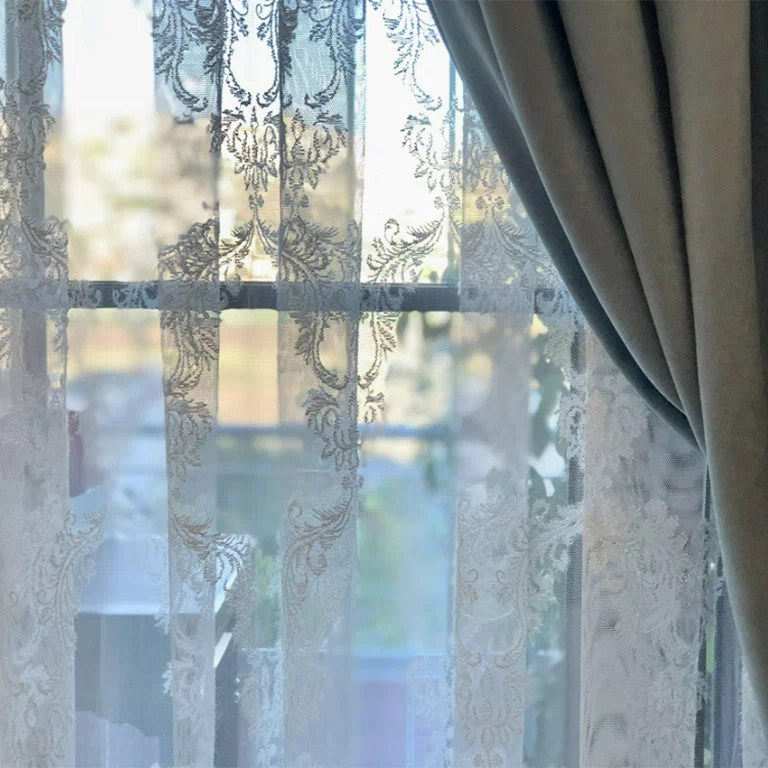 firanka na oknie
